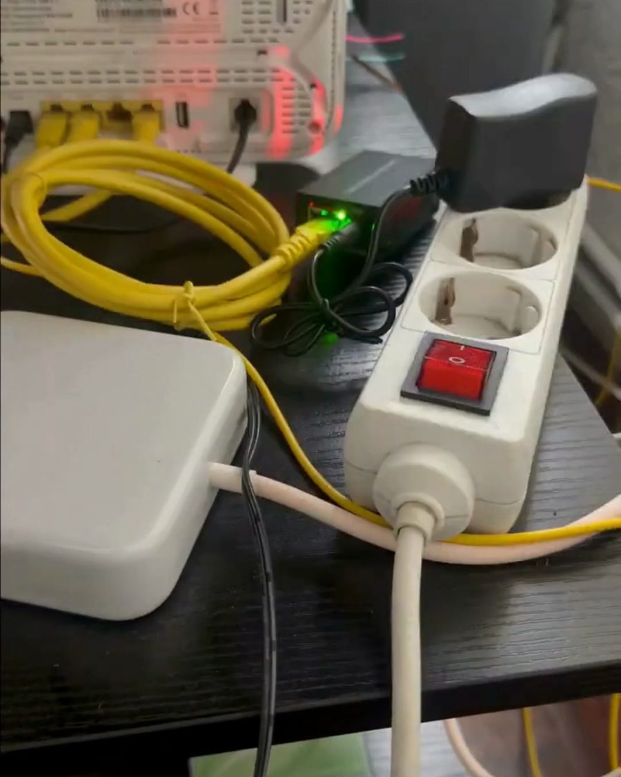 Conversor conectado junto al router